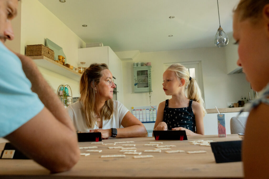 Wat het nu bijzonder maakt is dat ze nu nog allebei lekker kind zijn, Ze houden nog van knuffelen